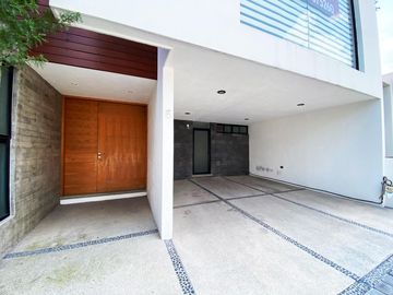 Casa en venta en Mallorca Park, con amplios espacios a 2min de Atlixcayotl y Chedraui Selecto
