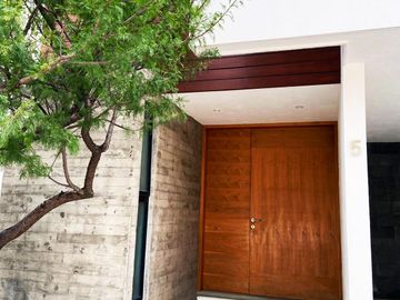 Casa en venta en Mallorca Park, con amplios espacios a 2min de Atlixcayotl y Chedraui Selecto