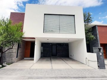 Casa en venta en Mallorca Park, con amplios espacios a 2min de Atlixcayotl y Chedraui Selecto
