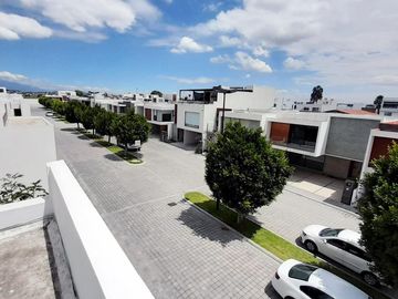 Casa en venta en Mallorca Park, con amplios espacios a 2min de Atlixcayotl y Chedraui Selecto