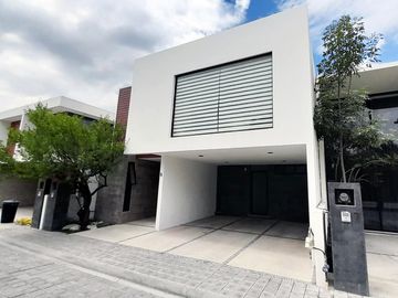 Casa en venta en Mallorca Park, con amplios espacios a 2min de Atlixcayotl y Chedraui Selecto