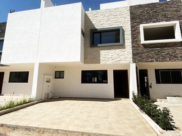 Casa en venta en Parque Real, Cuautlancingo. 3 niveles, exclusivas amenidades desde $2,600,750