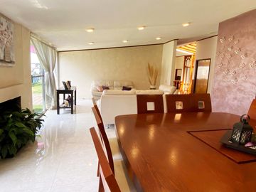 Casa en venta en Fracc. Fundadores de Zavaleta, con alberca, palapa, jardín y más de 1,000m2