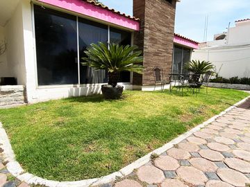 Casa en venta en Fracc. Fundadores de Zavaleta, con alberca, palapa, jardín y más de 1,000m2