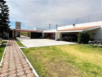 Casa en venta en Fracc. Fundadores de Zavaleta, con alberca, palapa, jardín y más de 1,000m2