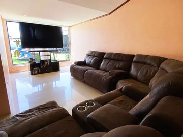 Casa en venta en Fracc. Fundadores de Zavaleta, con alberca, palapa, jardín y más de 1,000m2