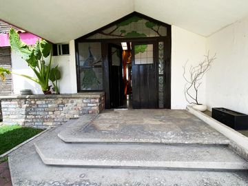 Casa en venta en Fracc. Fundadores de Zavaleta, con alberca, palapa, jardín y más de 1,000m2