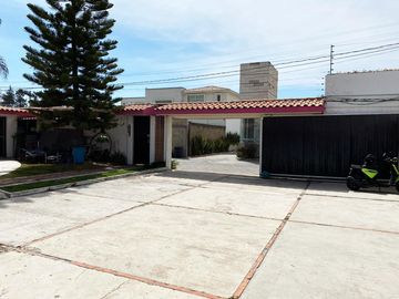 Casa en venta en Fracc. Fundadores de Zavaleta, con alberca, palapa, jardín y más de 1,000m2