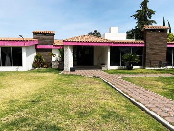 Casa en venta en Fracc. Fundadores de Zavaleta, con alberca, palapa, jardín y más de 1,000m2