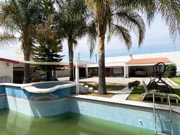 Casa en venta en Fracc. Fundadores de Zavaleta, con alberca, palapa, jardín y más de 1,000m2