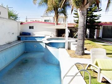 Casa en venta en Fracc. Fundadores de Zavaleta, con alberca, palapa, jardín y más de 1,000m2