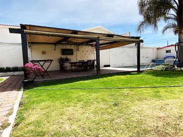 Casa en venta en Fracc. Fundadores de Zavaleta, con alberca, palapa, jardín y más de 1,000m2