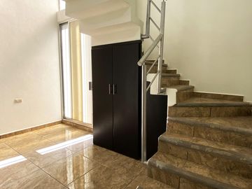Casa en venta en zona de Ciudad Judicial, totalmente REMODELADA Y AMPLIADA