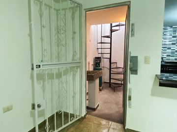 Casa en venta en zona de Ciudad Judicial, totalmente REMODELADA Y AMPLIADA