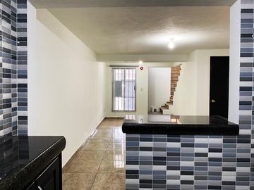 Casa en venta en zona de Ciudad Judicial, totalmente REMODELADA Y AMPLIADA