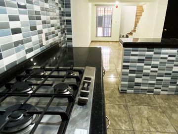 Casa en venta en zona de Ciudad Judicial, totalmente REMODELADA Y AMPLIADA