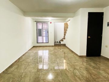 Casa en venta en zona de Ciudad Judicial, totalmente REMODELADA Y AMPLIADA