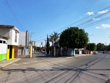 Casa en venta en zona de Ciudad Judicial, totalmente REMODELADA Y AMPLIADA
