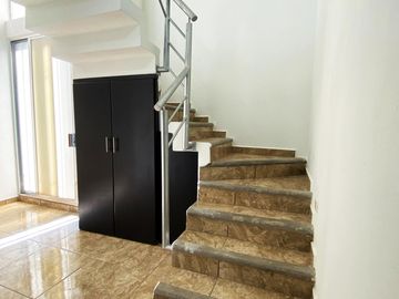 Casa en venta en zona de Ciudad Judicial, totalmente REMODELADA Y AMPLIADA