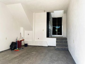 Casa en venta en zona de Ciudad Judicial, totalmente REMODELADA Y AMPLIADA