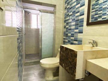 Casa en venta en zona de Ciudad Judicial, totalmente REMODELADA Y AMPLIADA