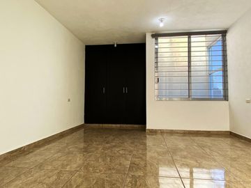 Casa en venta en zona de Ciudad Judicial, totalmente REMODELADA Y AMPLIADA