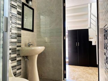 Casa en venta en zona de Ciudad Judicial, totalmente REMODELADA Y AMPLIADA
