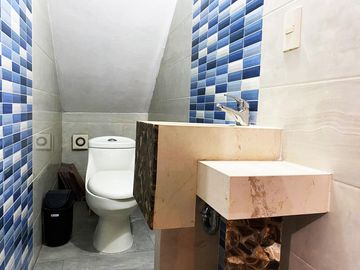 Casa en venta en zona de Ciudad Judicial, totalmente REMODELADA Y AMPLIADA