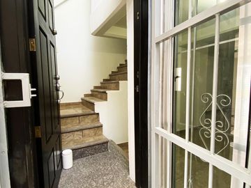Casa en venta en zona de Ciudad Judicial, totalmente REMODELADA Y AMPLIADA