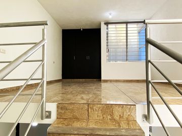 Casa en venta en zona de Ciudad Judicial, totalmente REMODELADA Y AMPLIADA
