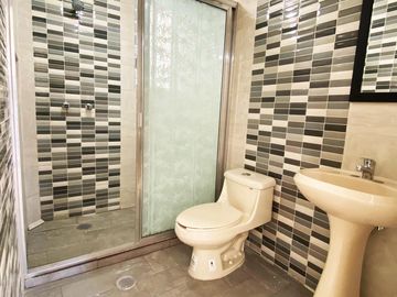 Casa en venta en zona de Ciudad Judicial, totalmente REMODELADA Y AMPLIADA