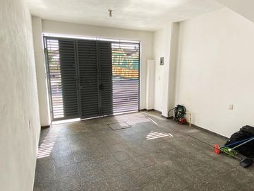 Casa en venta en zona de Ciudad Judicial, totalmente REMODELADA Y AMPLIADA