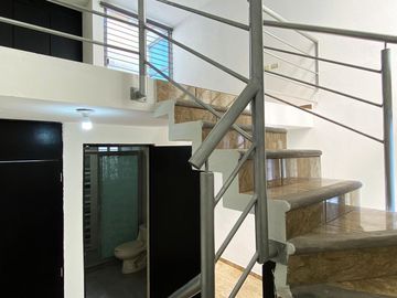 Casa en venta en zona de Ciudad Judicial, totalmente REMODELADA Y AMPLIADA