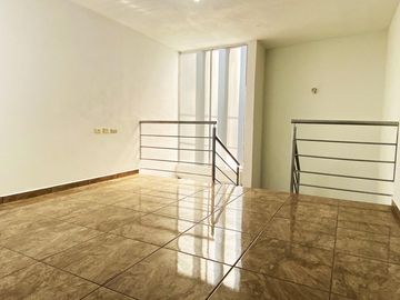 Casa en venta en zona de Ciudad Judicial, totalmente REMODELADA Y AMPLIADA