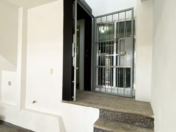 Casa en venta en zona de Ciudad Judicial, totalmente REMODELADA Y AMPLIADA