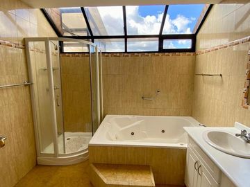 HERMOSO DEPARTAMENTO EN VENTA,  SECTOR VIRGEN DE BRONCE