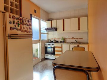 VENTA AMPLIO 4 AMBIENTES CON VISTA EN MONTECASTRO