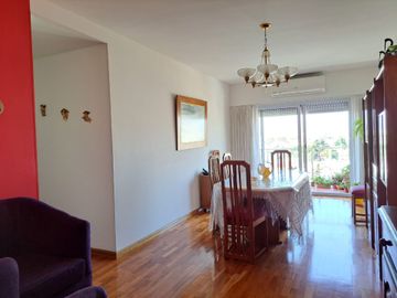 VENTA AMPLIO 4 AMBIENTES CON VISTA EN MONTECASTRO
