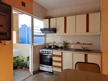 VENTA AMPLIO 4 AMBIENTES CON VISTA EN MONTECASTRO
