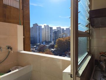 VENTA AMPLIO 4 AMBIENTES CON VISTA EN MONTECASTRO