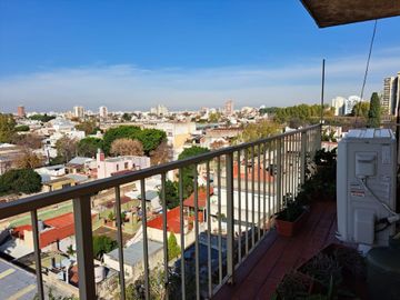 VENTA AMPLIO 4 AMBIENTES CON VISTA EN MONTECASTRO