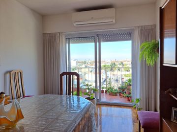 VENTA AMPLIO 4 AMBIENTES CON VISTA EN MONTECASTRO