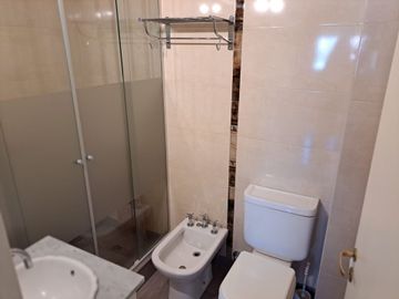 VENTA AMPLIO 4 AMBIENTES CON VISTA EN MONTECASTRO