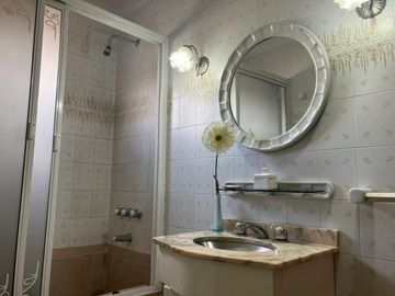 Venta Casa 5 Amb con Jardin y Pileta Temperley