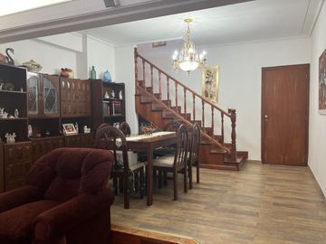 Venta Casa 5 Amb con Jardin y Pileta Temperley