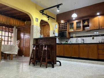 Venta Casa 5 Amb con Jardin y Pileta Temperley