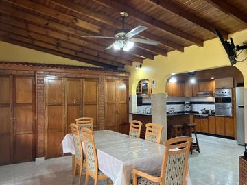 Venta Casa 5 Amb con Jardin y Pileta Temperley