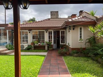 Venta Casa 5 Amb con Jardin y Pileta Temperley