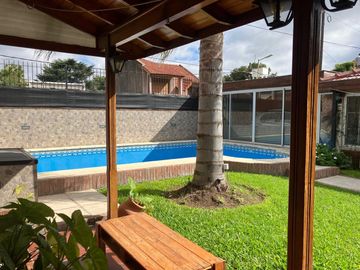Venta Casa 5 Amb con Jardin y Pileta Temperley