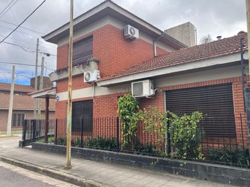 Venta Casa 5 Amb con Jardin y Pileta Temperley